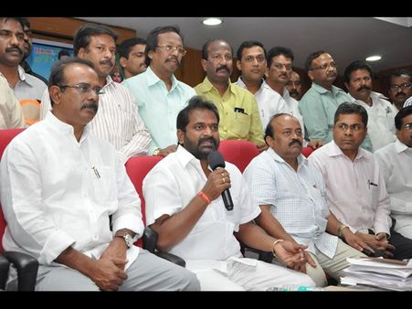 చెస్ట్ఆసుపత్రి రగడ: కేసీఆర్ సీట్ల ప్లాన్, డాక్టర్ల మద్దతు