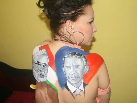 ఫ్రెండ్‌షిప్ కోసం హీరోయిన్ నటాలియా టాప్‌లెస్‌గా: వీపుపై మోడీ, ఒబామా