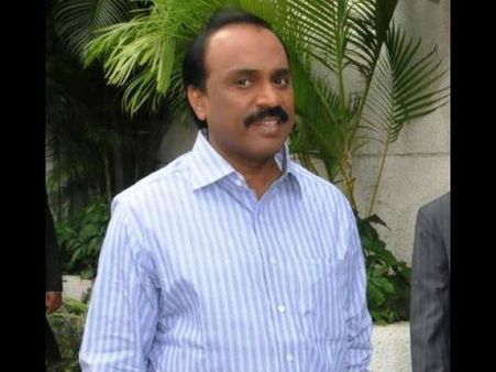 కాలి నడకన తిరుమలకు కుటుంబంతో గాలి