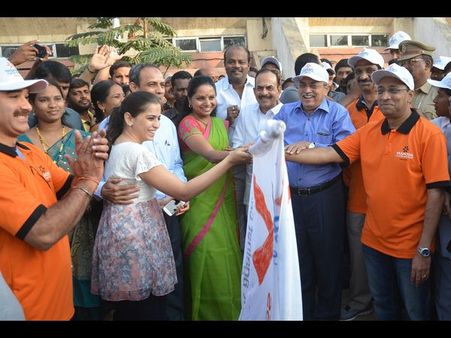 జెండా ఊపిన కవిత: పెద్ద పతాకంతో వాక్(పిక్చర్స్)