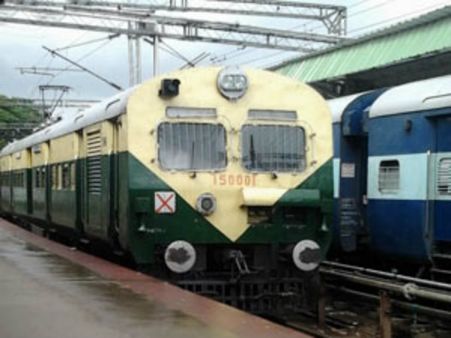 బోరబండలో విషాదం: పట్టాలు దాటుతూ రైలు ఢీకొని తల్లి, కూతురు మృతి