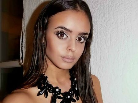 ప్రేమించిన వ్యక్తిని ఇష్టపడిందని కవల సోదరిని పొడిచిన మోడల్