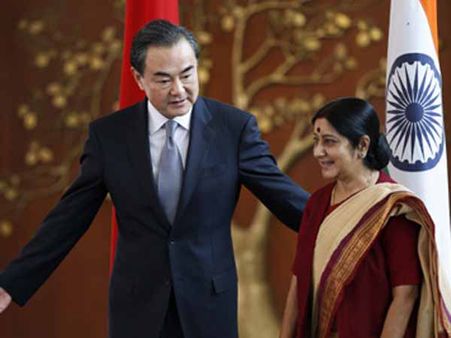 పాక్‌కు షాక్: భారత్‌కు చైనా మద్దతు, దాయాదికి అమెరికా సాయం