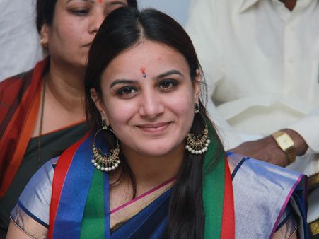 నెలలో చెప్తా: 'రాయ్‌చూర్' ప్రేమలో పడిన పూజాగాంధీ రీ ఎంట్రీ!