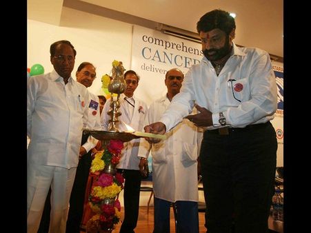 అందుబాటులో ధర: క్యాన్సర్‌పై బాలకృష్ణ, చిన్నారికి చేయి (పిక్చర్స్)