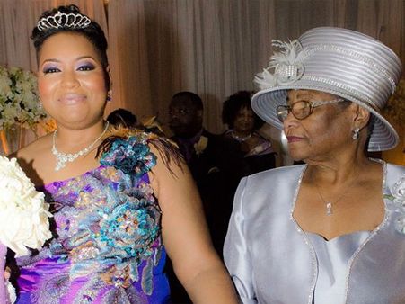 వయసు మీరుతున్నా ప్రేమించేవారులేక తనను తానే పెళ్లాడిన మహిళ