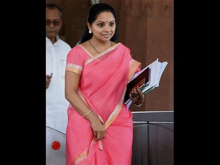 హామీ: మార్నింగ్ వాక్ చేస్తూ ప్రజా సమస్యలు తెలుసుకున్న ఎంపి కవిత