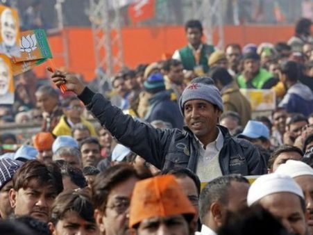 ఢిల్లీ ఎన్నికలు: ప్రచారానికి సోషల్ మీడియా సైతం... ఆప్ నేతపై దాడి