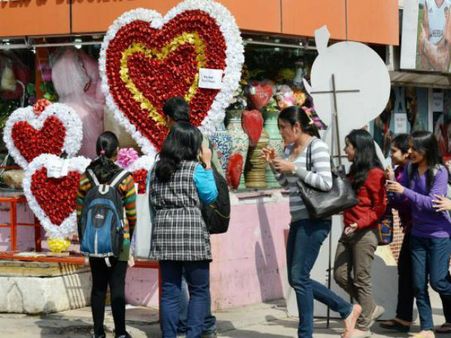 ప్రేమ జంటలకు పెళ్లిళ్లు చేస్తాం: ‘14’పై హిందూ మహాసభ హెచ్చరిక