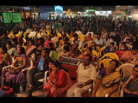 నుమాయిష్: నృత్యాలు, ‘కెసిఆర్’తో ఇలా(పిక్చర్స్)