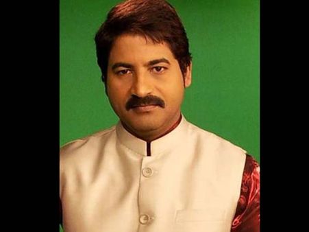 టైర్ పేలి చెట్టుకు ఢీకొన్న కారు, న్యూస్ రీడర్ మృతి