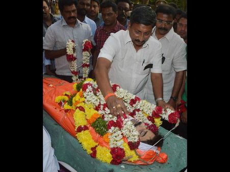 వెంటిలేటర్‌పై బద్రి పెద్ద కుమారుడు: స్పృహలో భార్య (పిక్చర్స్)