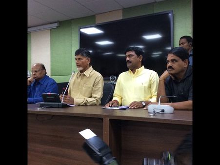 కష్టాలున్నా..: కేసీఆర్‌కు పోటీగా చంద్రబాబు(పిక్చర్స్)