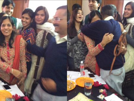 భార్యకు కేజ్రీవాల్ ఆలింగనం: థ్యాంక్యూ సునీత అంటూ ట్వీట్