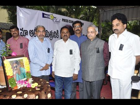 న్యూస్ రీడర్ బద్రికి నివాళులు, బాధలో సహోద్యోగులు (పిక్చర్స్)