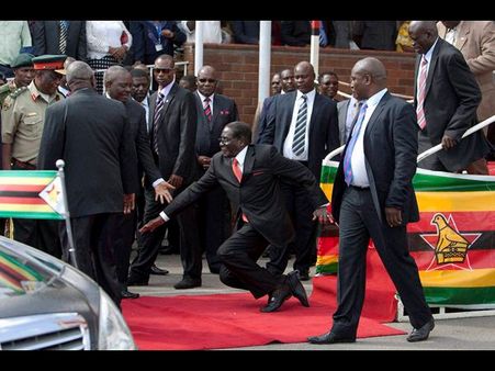 రెడ్ కార్పెట్‌పై కాలు జారి పడ్డ అధ్యక్షుడు... 27 మంది సిబ్బందిపై వేటు (ఫోటోలు)