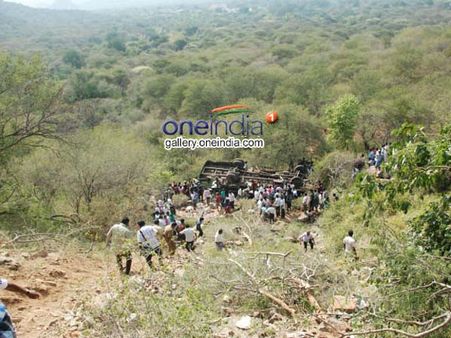 కాల్వలో పడిన స్కూల్ బస్సు, విద్యార్థిని మృతి