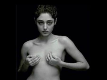 వక్షోజాలు చూపించి బహిష్కరించబడిన నటి.. నగ్నంగా ఫోజులిచ్చింది