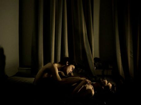 రష్యన్ స్వలింగ సంపర్క జంట చిత్రానికి పురస్కారం, అందుకే...