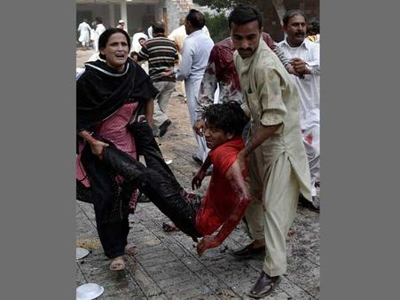 పెషావర్‌లో వరుస పేలుళ్లు, సైన్యం-తీవ్రవాదుల మధ్య కాల్పులు: 10మంది మృతి