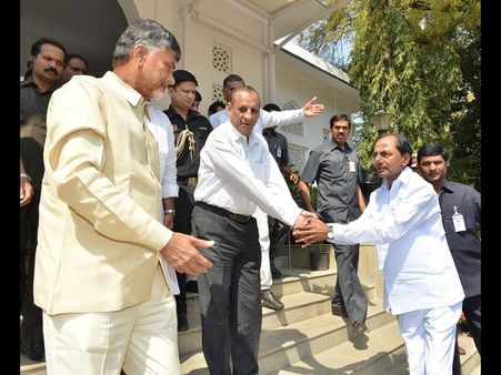 మరో భేటీ: చంద్రబాబు ఇలా, కెసిఆర్‌ అలా (పిక్చర్స్)