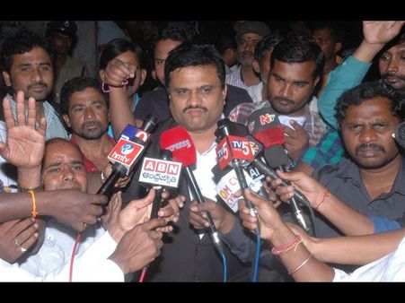 దక్కన్ క్రానికల్ చైర్మన్ అరెస్ట్‌పై కోర్టుకు భార్య, జైల్లో సదుపాయాల కోసం