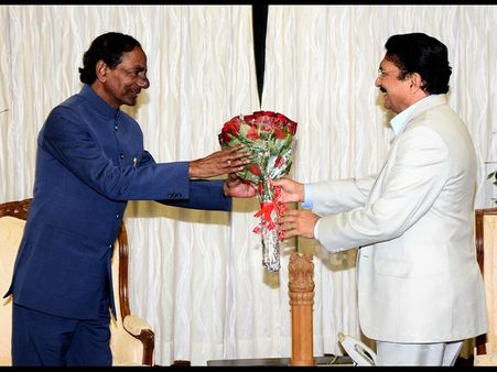 కెసిఆర్‌కు కలిసొచ్చిన విద్యాసాగర్‌రావు(పిక్చర్స్)