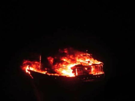 చిక్కుల్లో మోడీ ప్రభుత్వం: పడవను ఎవరు పేల్చారని పాక్ ప్రశ్న