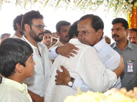 రామానాయుడికి కెసిఆర్, బాబు, ప్రముఖుల నివాళి(పిక్చర్స్)