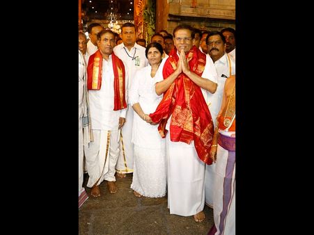 సిరిసేన కోసం తిరుమల తాళం పగులగొట్టారు