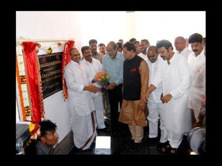 టీడీపీ ఎంపీగా చేసిన రామానాయుడు వైఎస్‌తో, హీరో వెంకటేష్ (పిక్చర్స్)