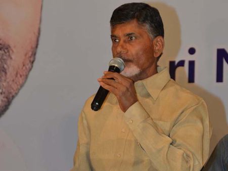 జేసీబీని నడిపి, మట్టి తవ్విని చంద్రబాబు: నా ఒక్కడి వల్ల కాదని..
