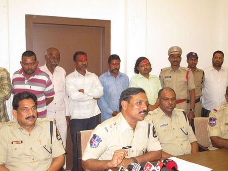 క్షుద్రపూజల పేరిట మోసం: ఆరుగురి అరెస్ట్(ఫొటోలు)