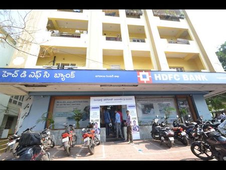 పట్టపగలే బ్యాంకు ఎదుట రూ. 6లక్షలు చోరీ(ఫోటోలు)