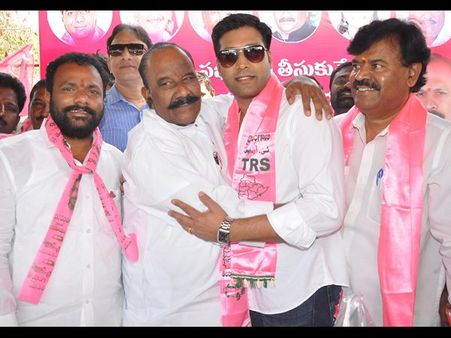 టీఆర్ఎస్‌లోకి సినీ నటుడు ఆకాష్ (ఫోటోలు)
