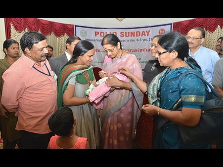 పోలియో చుక్కలు వేసిన విమలానర్సింహన్(పిక్చర్స్)