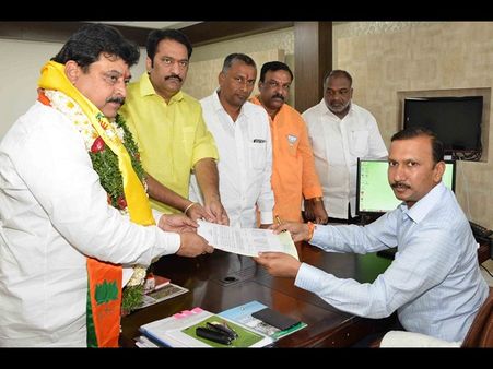 ఎమ్మెల్సీ ఎన్నికలు: ర్యాలీగా వచ్చి నామినేషన్ వేసిన బిజెపి అభ్యర్థి(పిక్చర్స్)