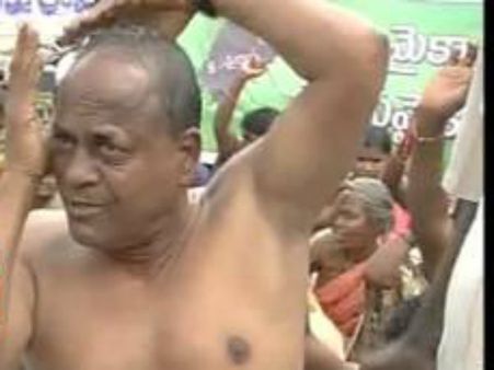 ప్రత్యేక హోదా: గుండు గీయించుకున్న మాజీ మేయర్