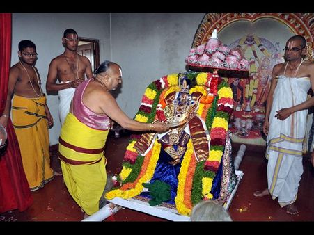 యాదగిరి గుట్ట: గోవర్ధనగిరిధారిగా స్వామి (ఫోటోలు)