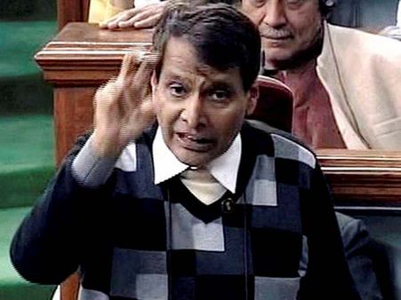 ఎటూ వెళ్లని రైలు!: ఛార్జీలు పెంచలేదు, భద్రతకి పీట, కొత్త రైళ్లు నో