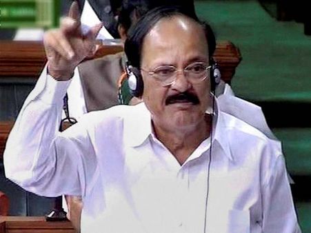 వెంకయ్య వ్యాఖ్యపై దుమారం: క్షమాపణకు డిమాండ్, బాధిస్తే సారీ కానీ!