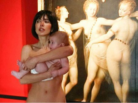 షాక్: మ్యూజియంలో ఒళ్లో చిన్నారితో నగ్నంగా తిరిగిన స్విస్ యువతి