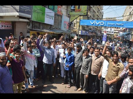 రూ. కోట్ల బకాయిలు: జగదీష్ మార్కెట్‌కు తాళాలు, ఆందోళన(పిక్చర్స్)