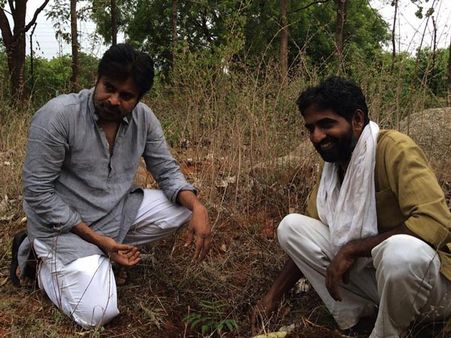 పవన్‌కు రైతుల ప్రశ్నలు, జనసేన జెండాలతో ధర్నా