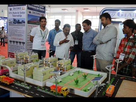 సోలార్ ‘పవర్’ ఎక్స్‌పో: టోపీపై సోలార్ ఫ్యాన్‌తో యువతి(పిక్చర్స్)