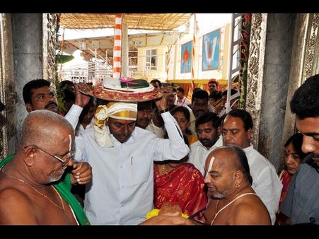 లక్ష్మీనర్సింహస్వామికి కెసిఆర్ పట్టువస్త్రాలు(ఫొటోలు)