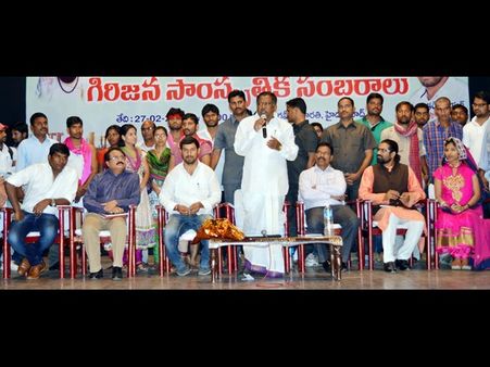 గిరిజనోత్సవం: యువతుల నృత్యాలు(పిక్చర్స్)