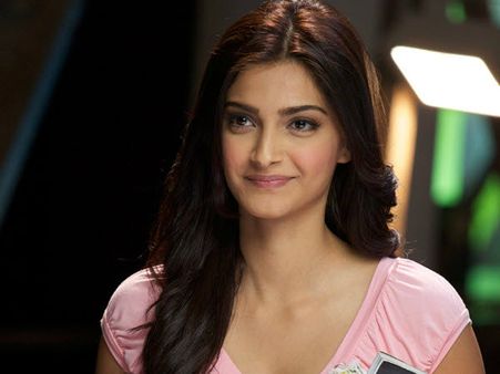 అస్పత్రిలో చేరిన సోనమ్ కపూర్: స్వైన్ ఫ్లూగా అనుమానం