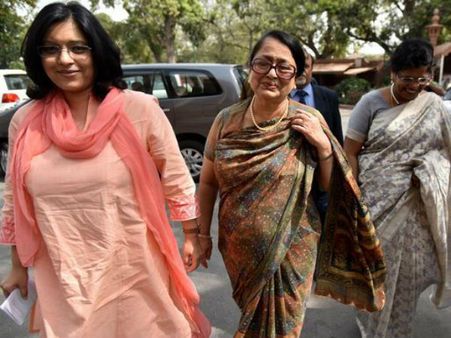 జైట్లీ నోట 60సార్లు 'పెట్టుబడులు': పదికి పది మార్కులేసిన సోదరి, కోడలు