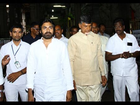 పవన్ సాయంకోరిన బాబు, గంటన్నర భేటీలో అధికారులు, కేఈ సంచలనం